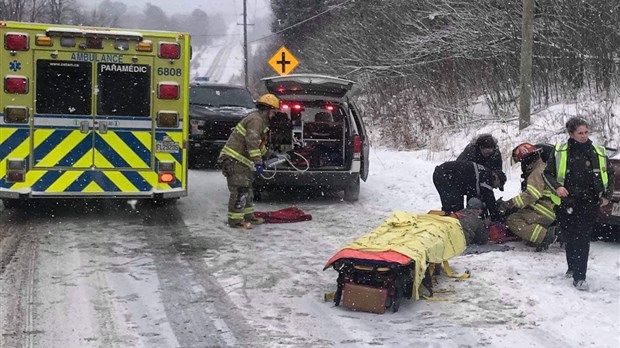 Une voiture fait des tonneaux sur la route 201