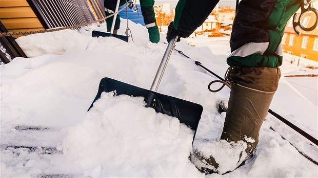 N'oubliez pas de déneiger votre toiture cet hiver 