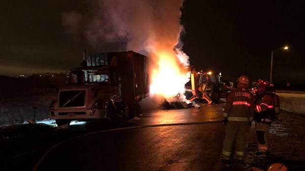 Semi-remorque en flammes sur l'autoroute 20 Ouest