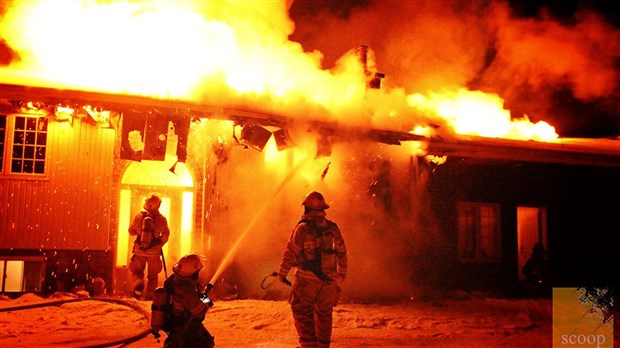 Une maison est ravagée par les flammes à Les Cèdres 
