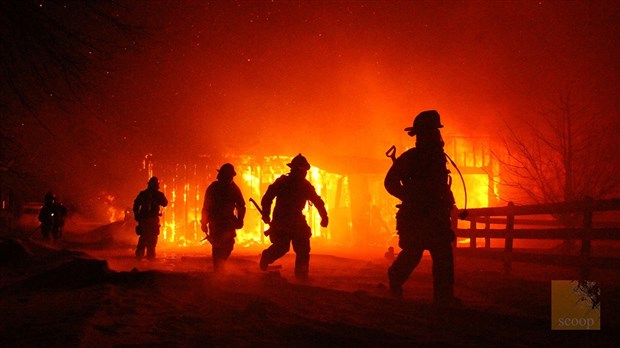 Un violent incendie détruit une écurie de Rigaud