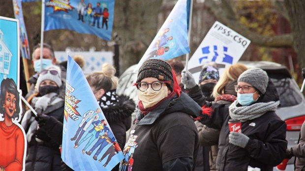 Manifestation devant les bureaux de la députée Marilyne Picard