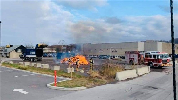 Incendie dans un camion de poubelle à L'Île-Perrot