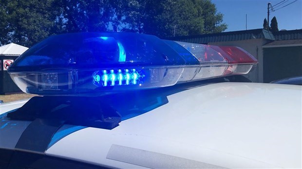 Il se jette à l'eau pour fuir les policiers