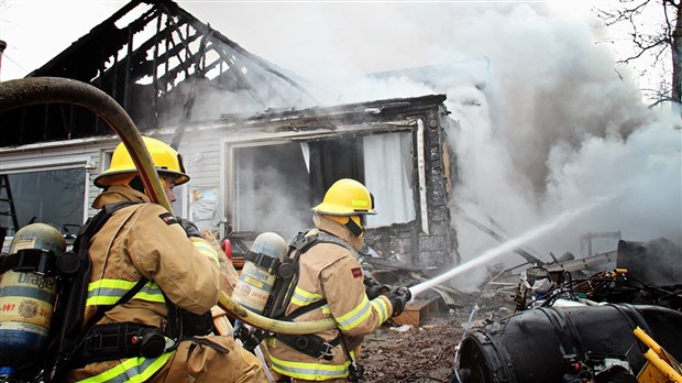 Une vingtaine de pompiers combattent un incendie à Rigaud 