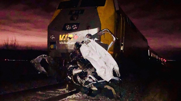 Un train de VIA Rail percute un véhicule aux Cèdres