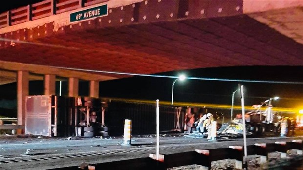 Un semi-remorque se renverse sur l'autoroute 20 Ouest
