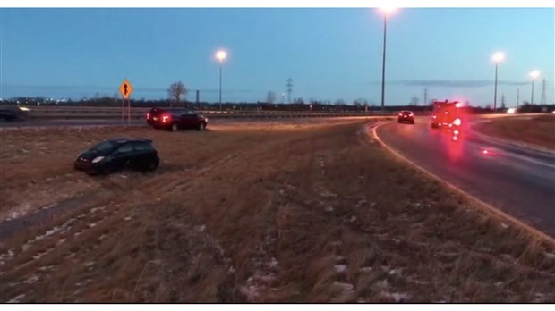 Sortie de route mineure dans la bretelle de la 20 est à Coteau-du-Lac  