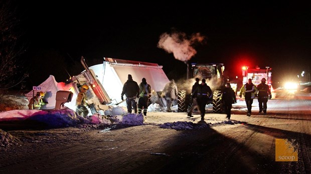 Un semi-remorque se renverse sur la route 325 à Très-Saint-Rédempteur