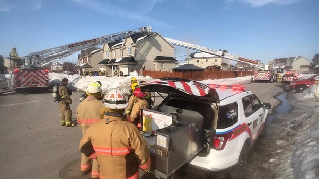 Incendie sur la rue Léo-Gravelle à Vaudreuil-Dorion