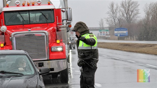 Point de contrôle sur l'autoroute 20 est, à Rivière-Beaudette