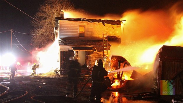 Une résidence de Saint-Polycarpe est lourdement endommagée par les flammes 
