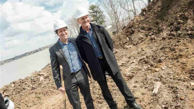 Deux entrepreneurs d'ici remettent 10 000$ à la banque alimentaire de l'Île-Perrot