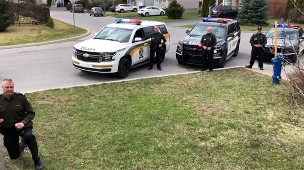 Les policiers offrent toute une surprise à un jeune résident de Vaudreuil-Dorion