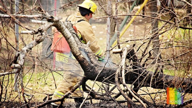 Un feu de champ endommage un cabanon et une roulotte 