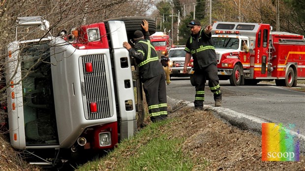Un camion de pompiers de Les Cèdres se renverse au retour d’une intervention 