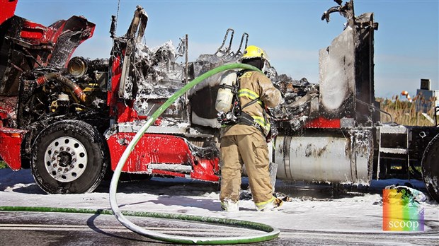 Un camion semi-remorque en flammes cause un bouchon de circulation