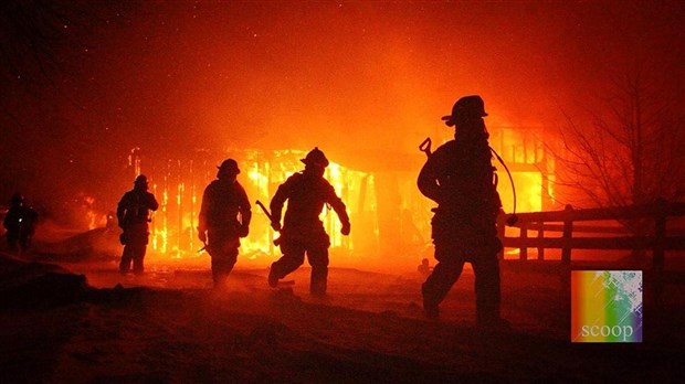 Une ferme est la proie des flammes à Les Cèdres