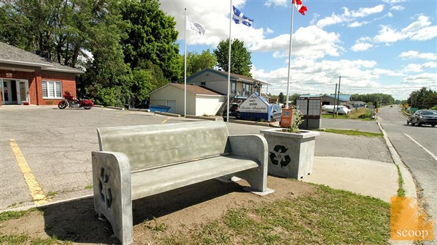 Du mobilier urbain fabriqué de matières recyclables  à Rivière-Beaudette 