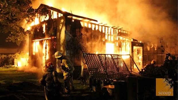 Les flammes détruisent un garage sur la rue du Palais à Les Coteaux