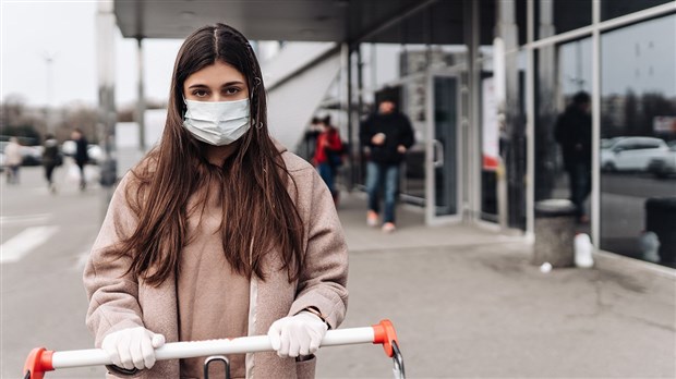 Moins de la moitié des Québécois affirment porter le masque dans les lieux publics