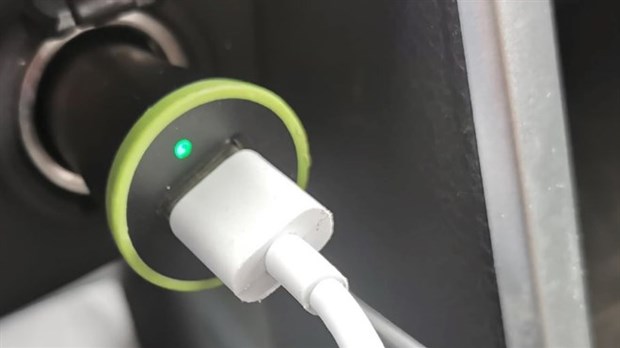 Charger un cellulaire en conduisant peut coûter 300$ plus les frais 