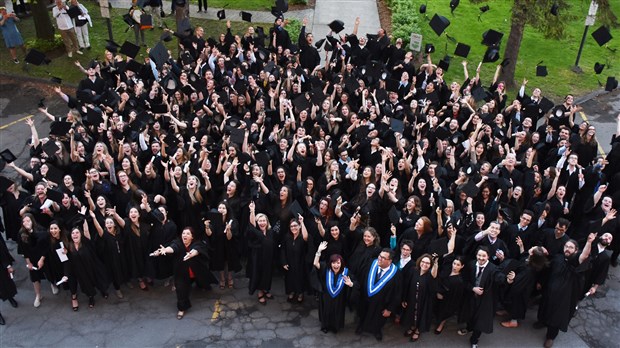 Le Collège de Valleyfield célèbre ses 600 finissants en remettant 22 000$ de bourses 