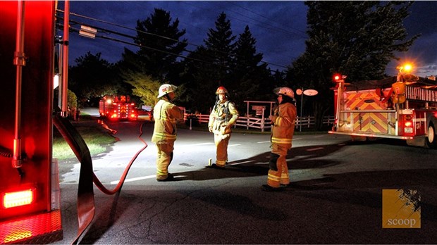 Un incendie cause la fermeture d’une portion du Chemin Sainte-Angélique à Saint-Lazare 