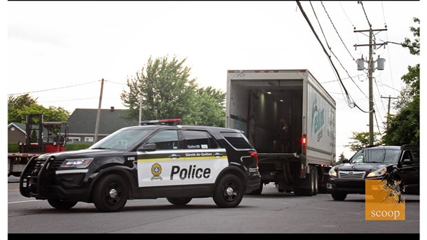 Un camion de livraison est prisonnier des fils de télécommunication à Saint-Clet 