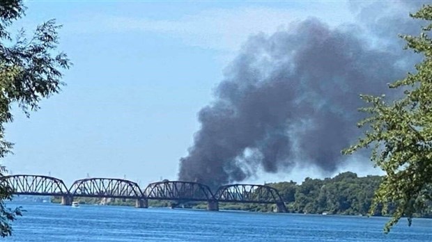 DERNIÈRE HEURE : Une embarcation nautique est la proie des flammes à Coteau-du-Lac