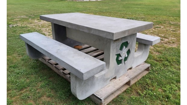 Sainte-Justine-de-Newton s'offre un mobilier urbain composé de matières recyclées