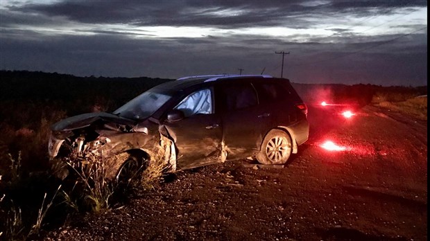 Un véhicule accidenté abandonné sur la Montée Chénier à Les Cèdres 