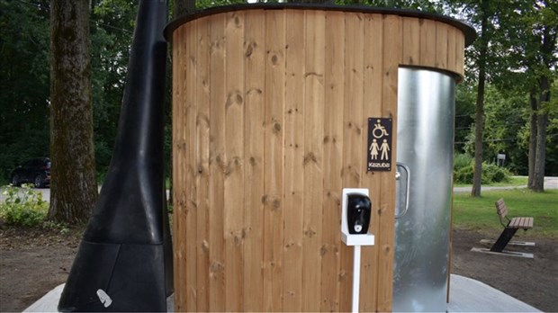 Installation d’une toilette écologique à la Plage de Saint-Zotique 
