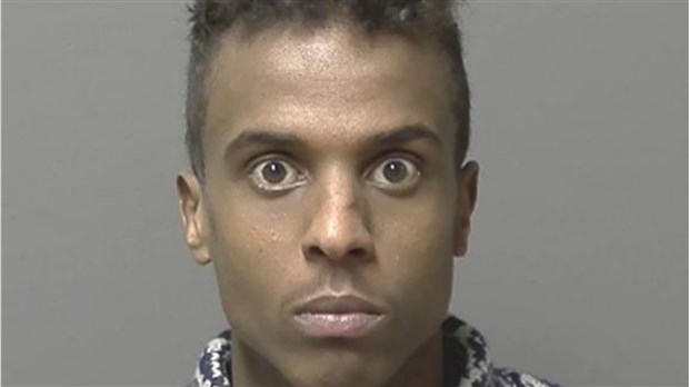 Homme recherché pour voies de faits, agression armée, harcèlement et menaces 