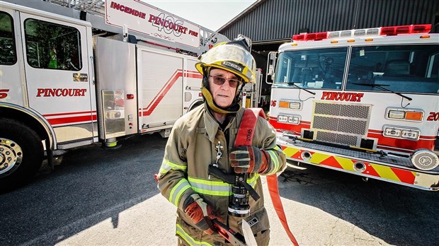 Le doyen du Service des incendies de Pincourt accroche son casque