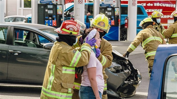 Une collision conduit une dame à l'hôpital