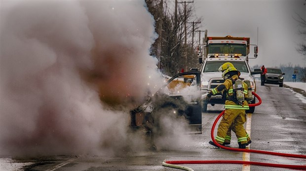 Son véhicule prend en feu alors qu'il se trouve à l'intérieur
