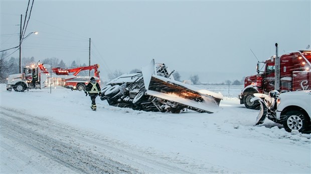 Une déneigeuse provoque la fermeture de la route Cité-des-Jeunes