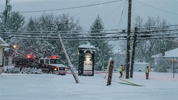 Une rétrocaveuse heurte un poteau d’Hydro-Québec