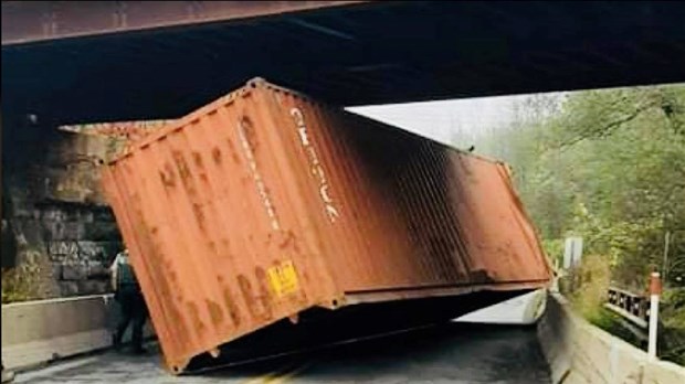 Fermeture d'une portion de la route Harwood à la suite d'une collision entre un camion et un viaduc 