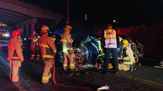Embardée sur l'autoroute 30: une voiture termine sa course sur la route Harwood 