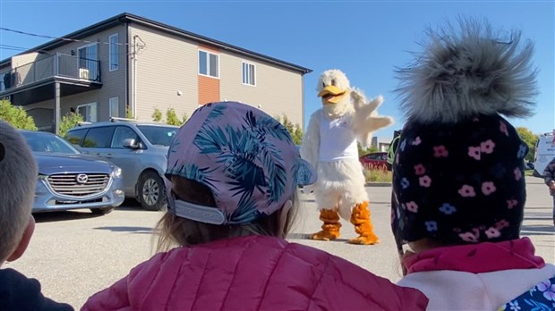La mascotte Zozeau sensibilise les jeunes de Saint-Zotique sur un sujet environnemental 