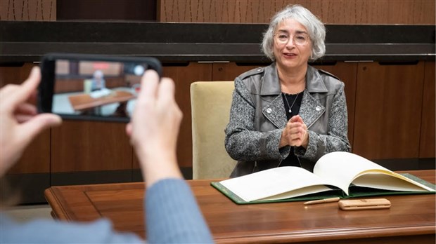 Claude DeBellefeuille officiellement assermentée à titre de députée de Salaberry-Suroît 