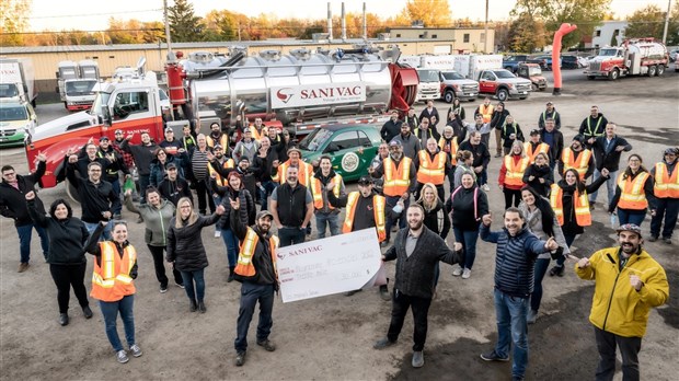 Les employés de Sanivac donnent un chèque de 30 000 dollars au camp de jour Centre Notre-Dame-de-Fatima