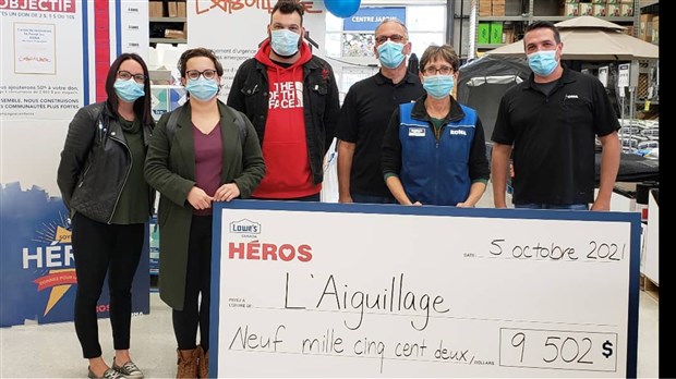 Rona Pincourt remet un don de plus de 9 000$ à l'Aiguillage 