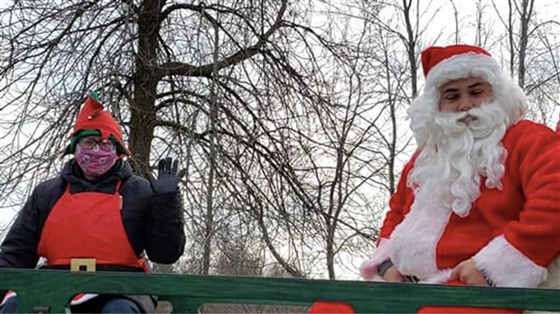 Le Père Noël dans les rues de Pointe-des-Cascades ce dimanche 