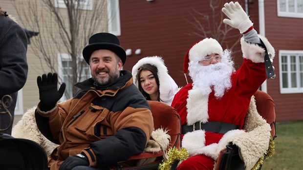 Le père Noël et ses lutins ont couru les rues de Saint-Polycarpe samedi