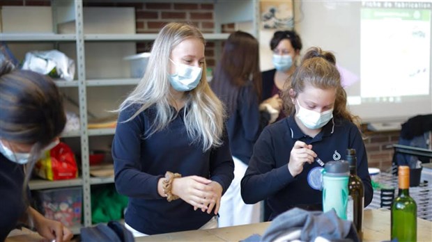 Des jeunes étudiants de la région impliqués dans la campagne « Fais pas juste recycler, Tricycle ».