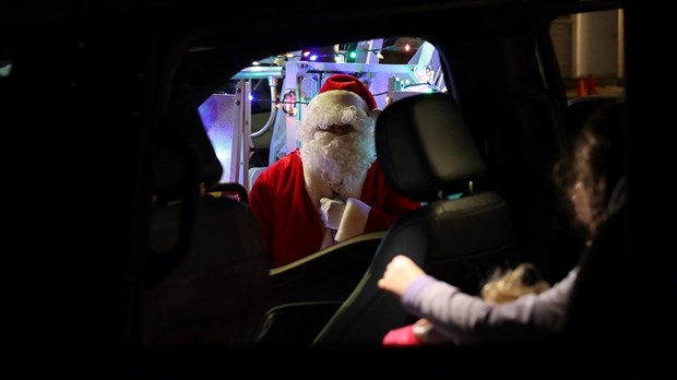 Le père Noël rend visite aux enfants de Hudson