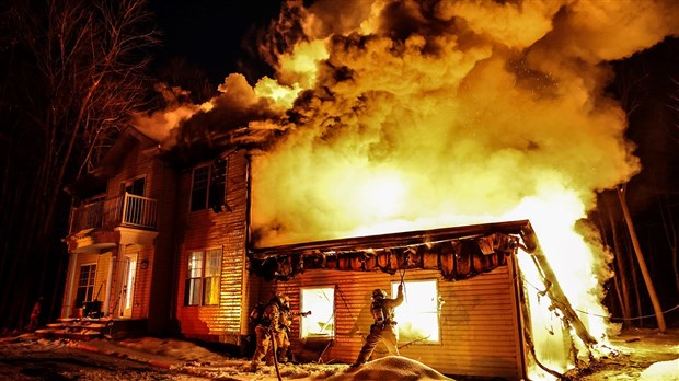 Plus d'une quarantaine de pompiers ont combattu les flammes à Saint-Lazare cette nuit